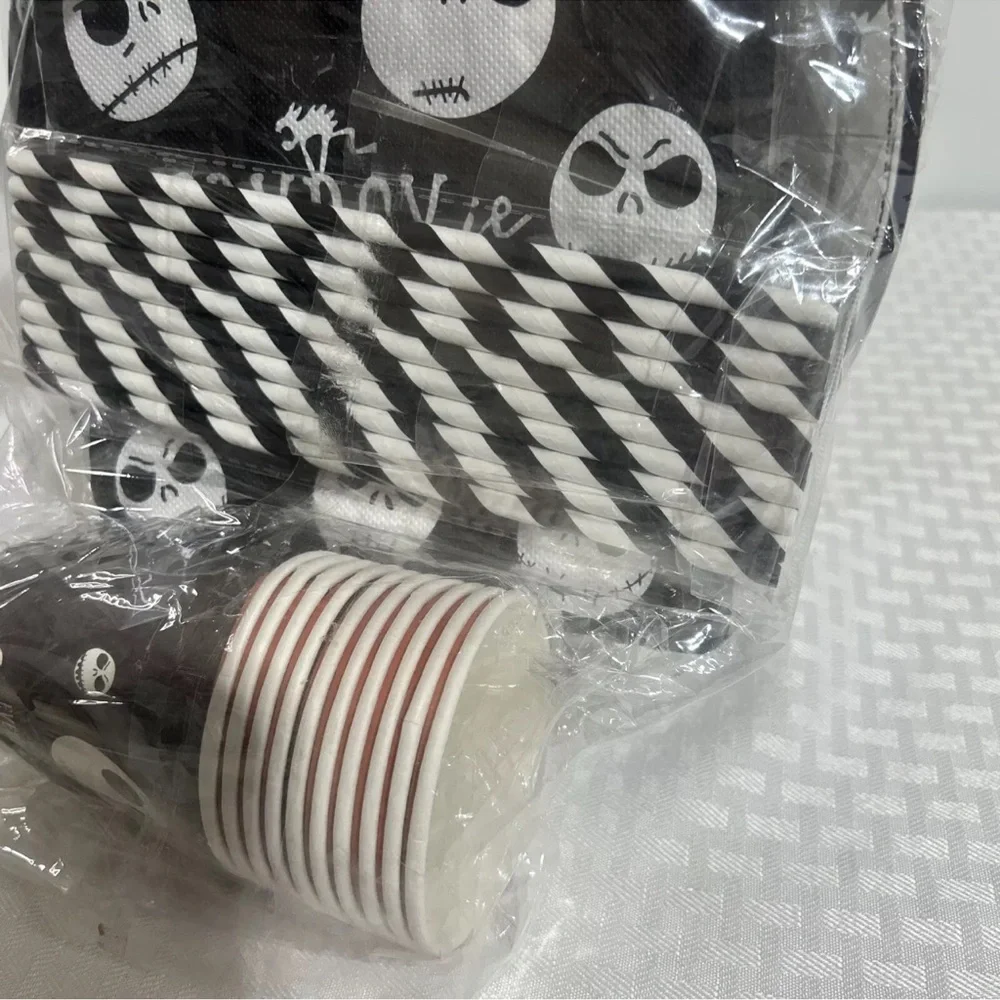 HALLOWEEN PARTY SERVES 10. INCLUDES 10 EACH OF PLATES, SAUCERS, CUPS, NAPKINS